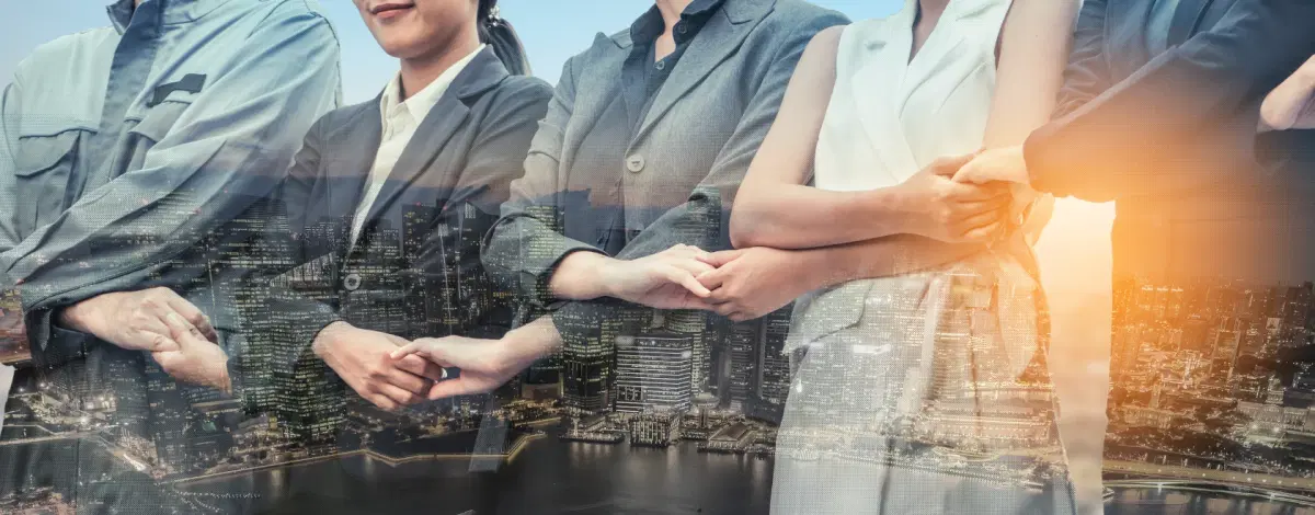 採用メディアに募集を出して応募者が来るのを待つのではなく、自社のWebサイトとデジタルツールを組み合わせて、見込みある人材に企業側からアプローチします。応募者の獲得を自社で行う仕組みを持つことで、採用コストを抑えて望む人材を確保することが可能になります。